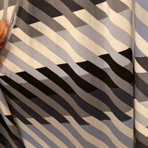 Wrap around BEBE DRESS geometric pattern - Picture 7 of 7